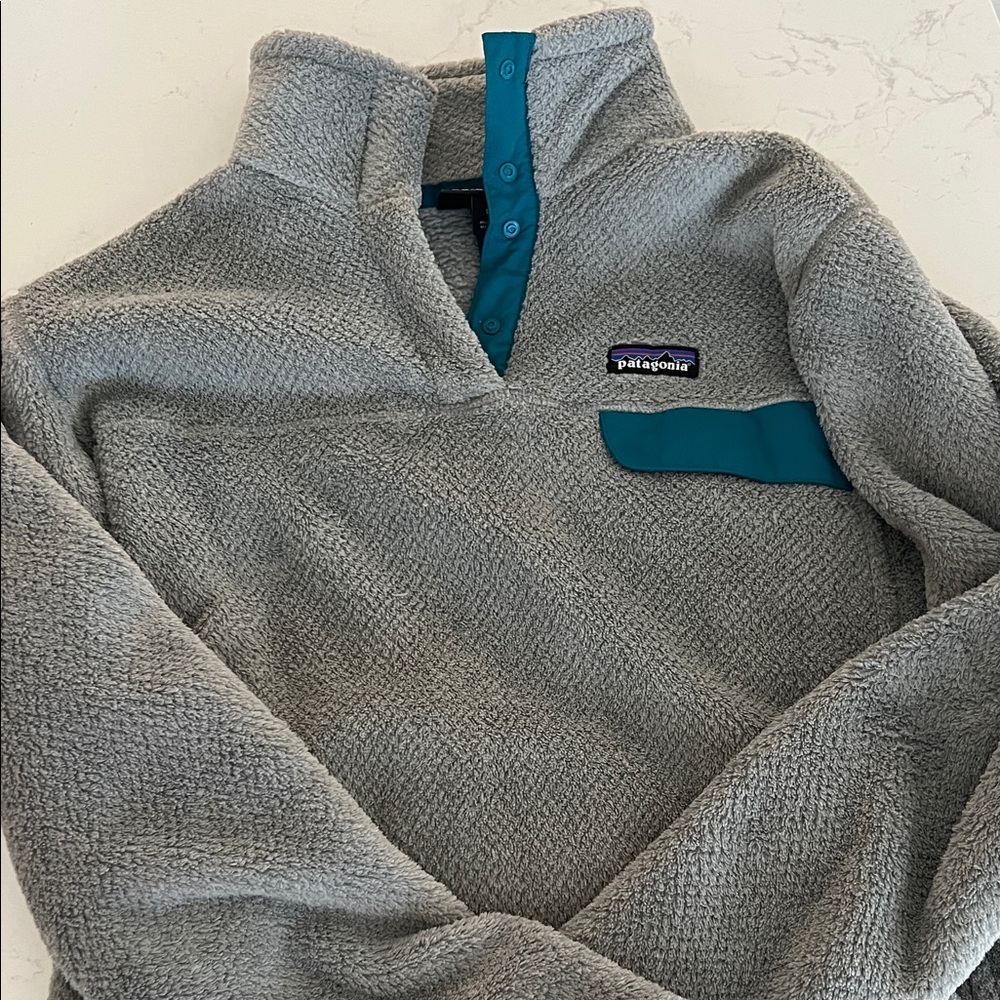 Patagonia ladies Zip-Up Sweater in Gray and Teal in excellent condition. Size L